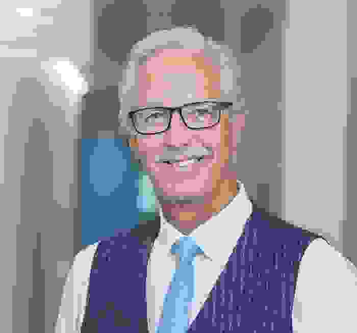 Portraitfoto von Prof. Dr. med. Urs Dieter Schmid, Facharzt für Neurochirurgie bei NeuroSpineZürich