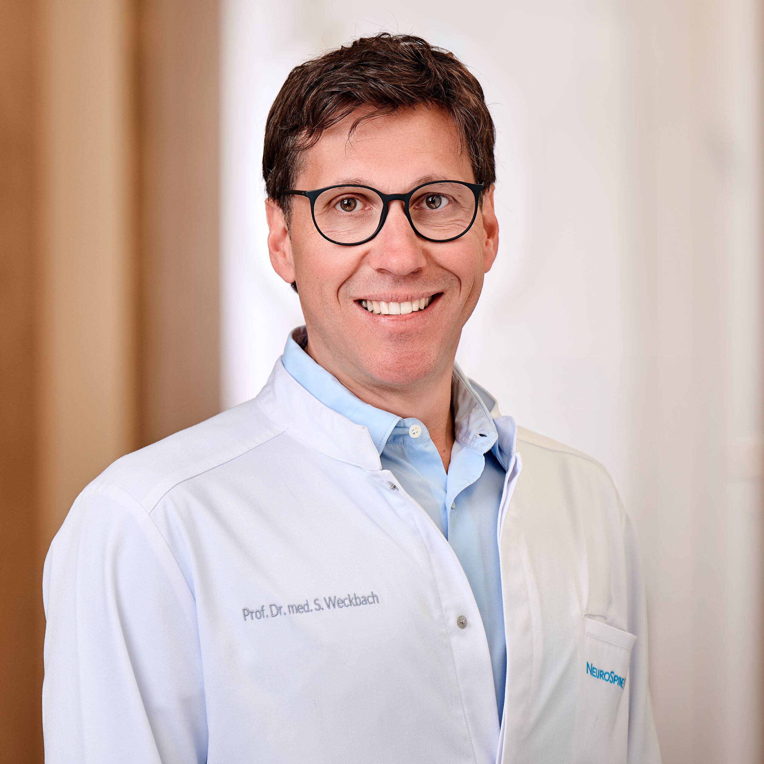 Foto ritratto del Prof. Dr. med. Sebastian Weckbach, Specialista in Ortopedia e Chirurgia vertebrale presso NeuroSpineZürich