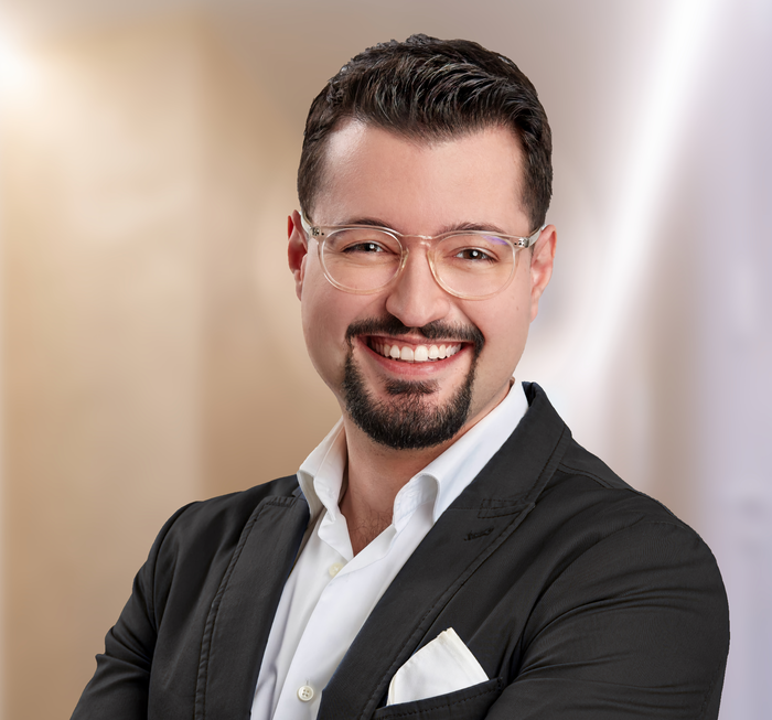 Stefan Caamano, Praxismanager bei NeuroSpineZürich Portraitfoto von Stefan Caamano, Praxismanager bei NeuroSpineZürich