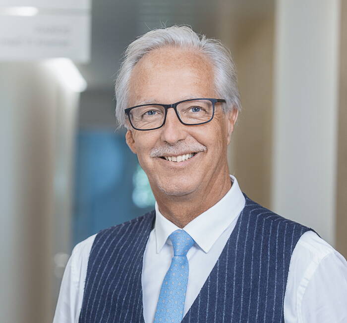 Prof. Dr méd. Urs Dieter Schmid, spécialiste en neurochirurgie chez NeuroSpineZürich Portrait photo du Prof. Dr méd. Urs Dieter Schmid, spécialiste en neurochirurgie chez NeuroSpineZürich