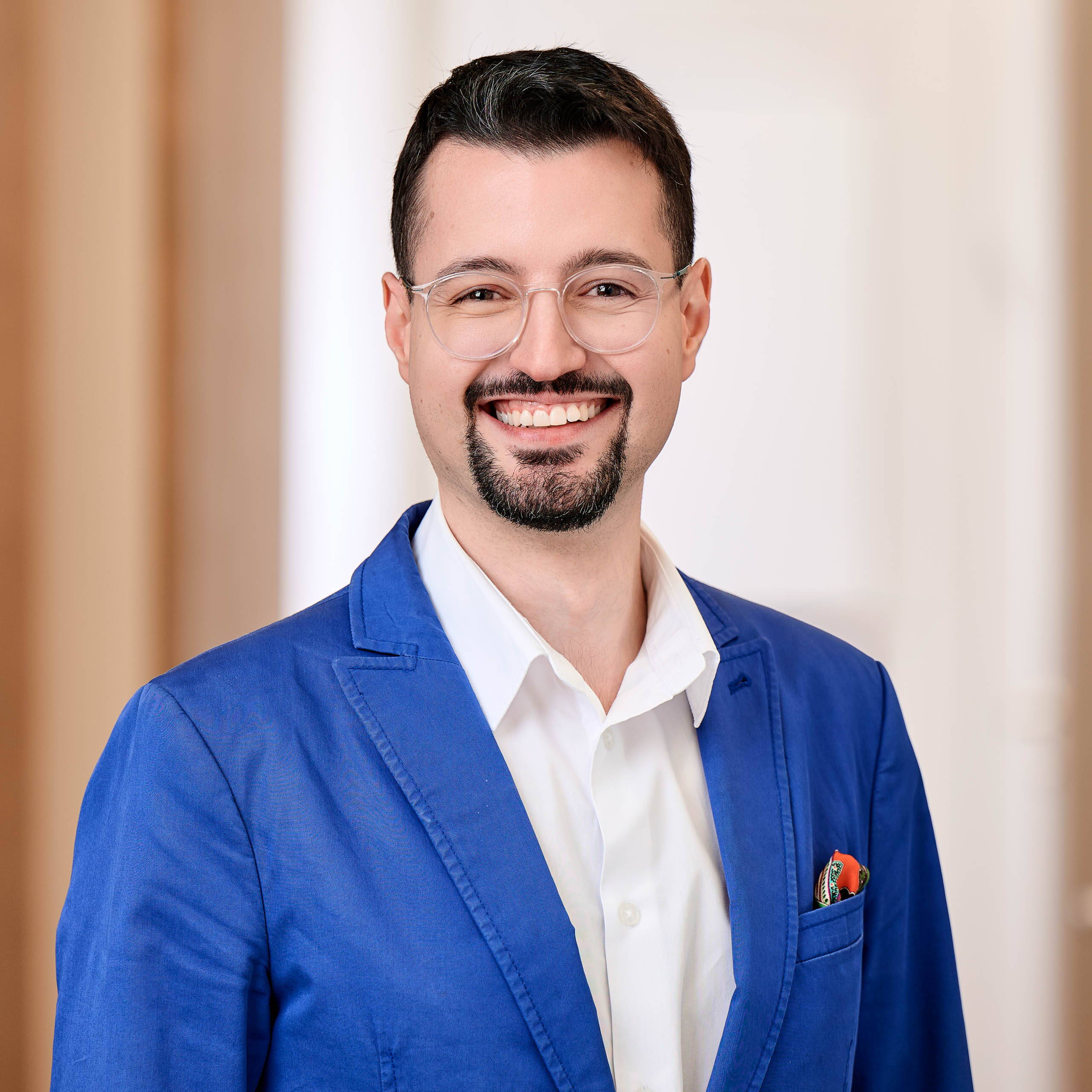 Foto ritratto di Stefan Caamano, risponsabile dello studio medico presso NeuroSpineZürich