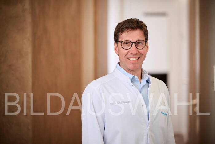 Portraitfoto von Prof. Dr. med. Sebastian Weckbach, Facharzt für Or-thopädie und Wirbelsäulenchirurgie bei NeuroSpineZürich