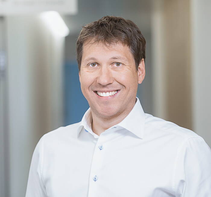 Prof. Dr. med. Sebastian Weckbach, Facharzt für Orthopädie und Wir-belsäulenchirurgie bei NeuroSpineZürich Portraitfoto von Prof. Dr. med. Sebastian Weckbach, Facharzt für Or-thopädie und Wirbelsäulenchirurgie bei NeuroSpineZürich